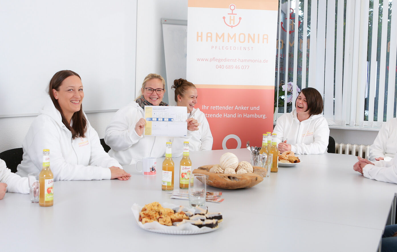 Pflegekraft des Pflegedienstes Hammonia im Gespräch mit einer Kollegin