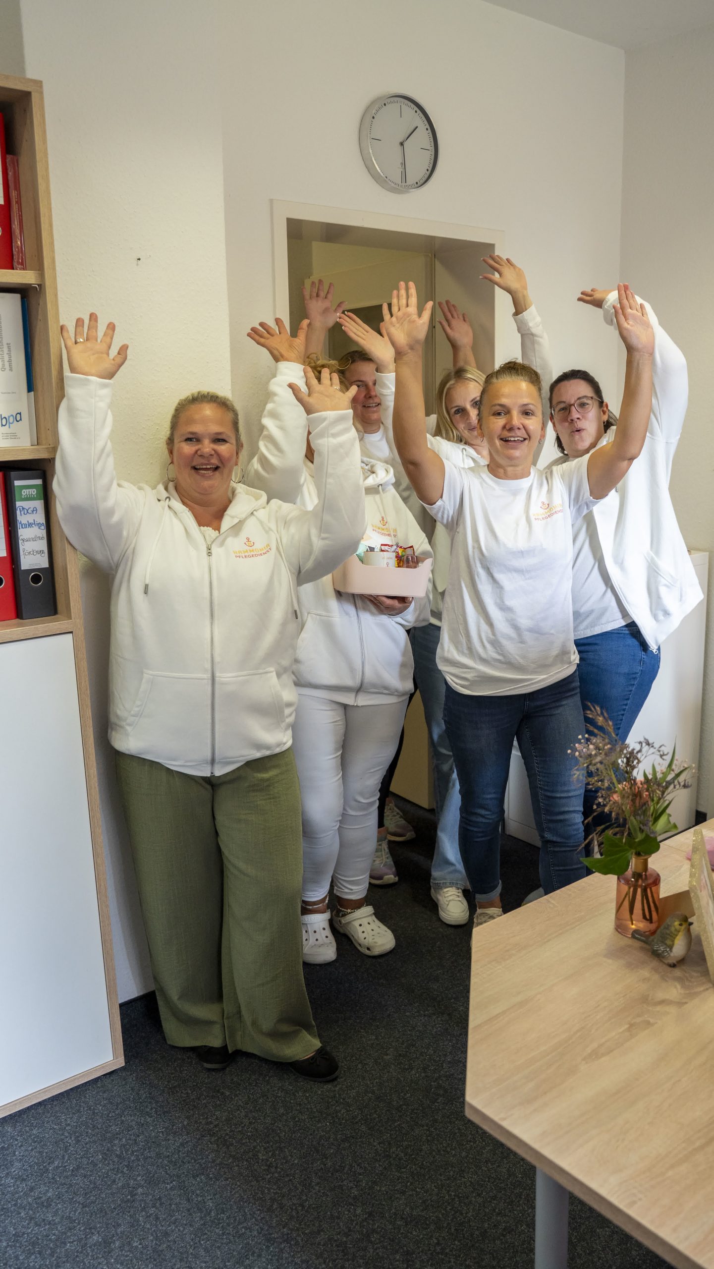 Pflegekraft des Pflegedienstes Hammonia bei einem Hausbesuch