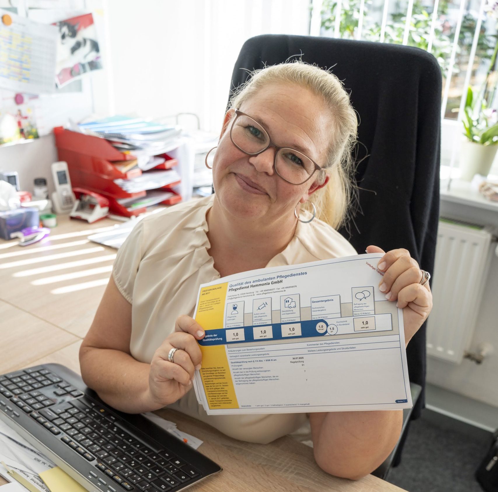 Pflegekraft des Pflegedienstes Hammonia bei der Betreuung in der häuslichen Umgebung